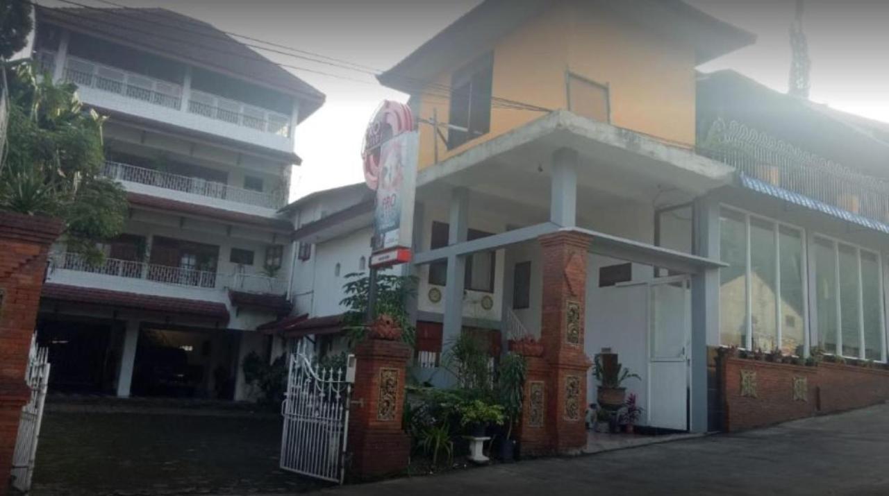 Hotel Wisma & Kantin Amanda Mojokerto Exterior foto