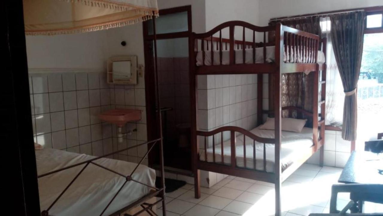 Wisma & Kantin Amanda Mojokerto Exterior foto
